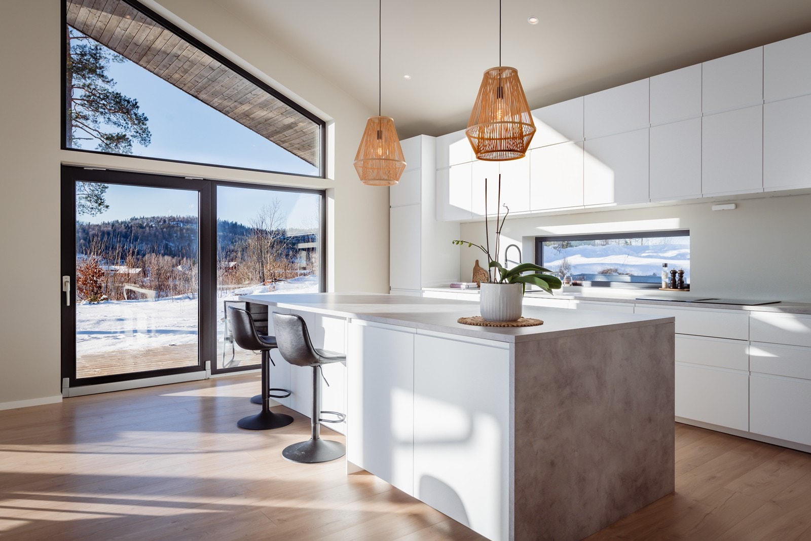 Kjøkkenet har innredning med glatte fronter. Utrolig god skapplass. Galleribilde