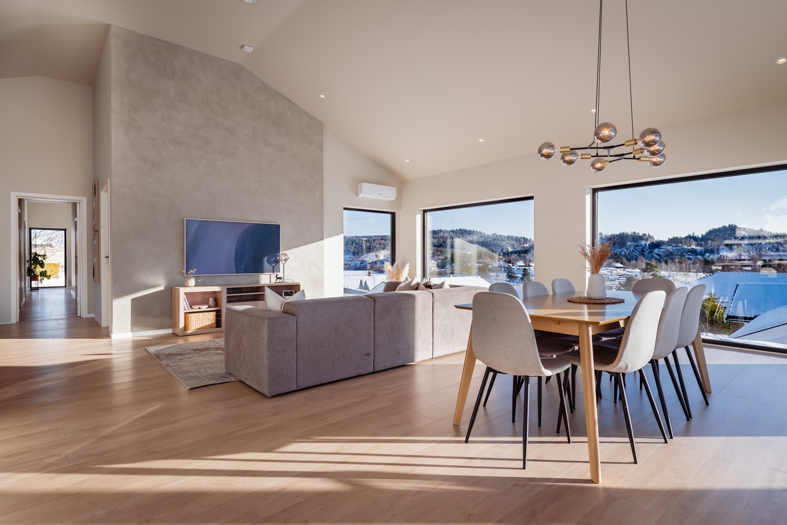 Luftig stue med store vindusflater som slipper inn rikelig med naturlig lys. Galleribilde