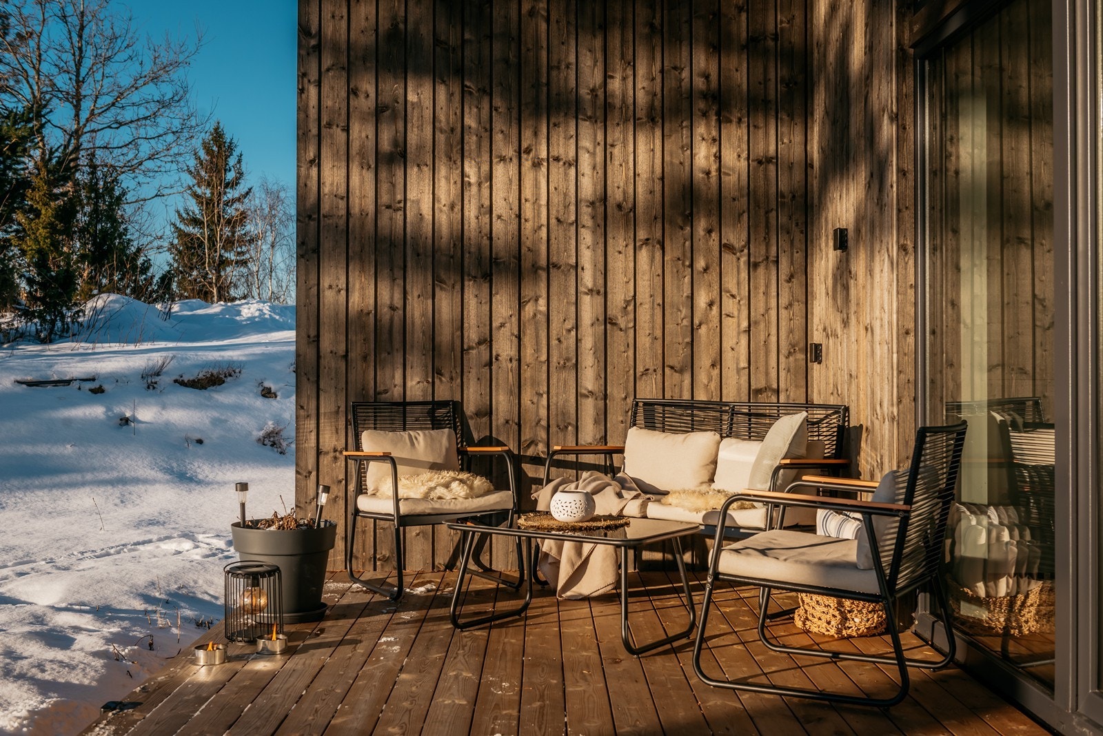 Lun og flott terrasse med plass til utemøbler. Galleribilde