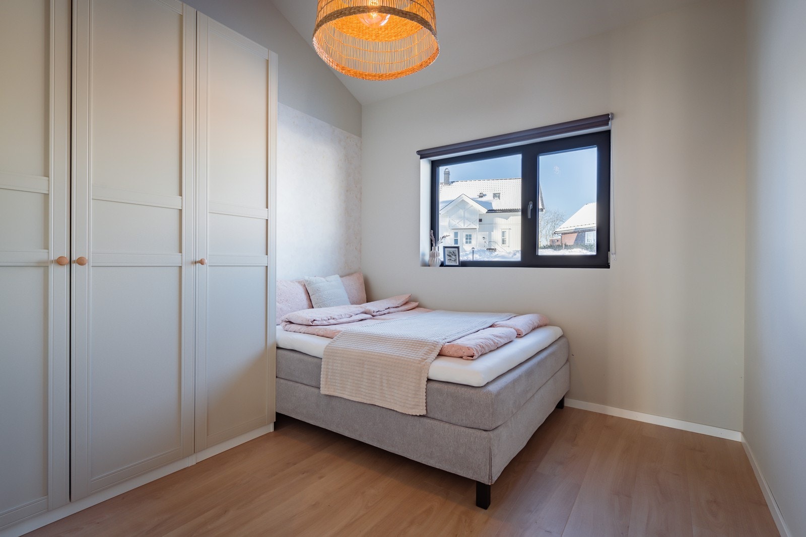 Romslig soverom med god plass til både seng og garderobe. Galleribilde