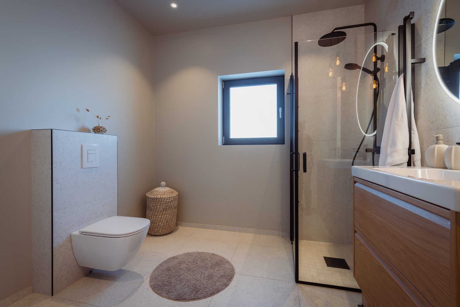 Stort, moderne bad med stilfulle fliser på gulv og i dusjsone. Galleribilde