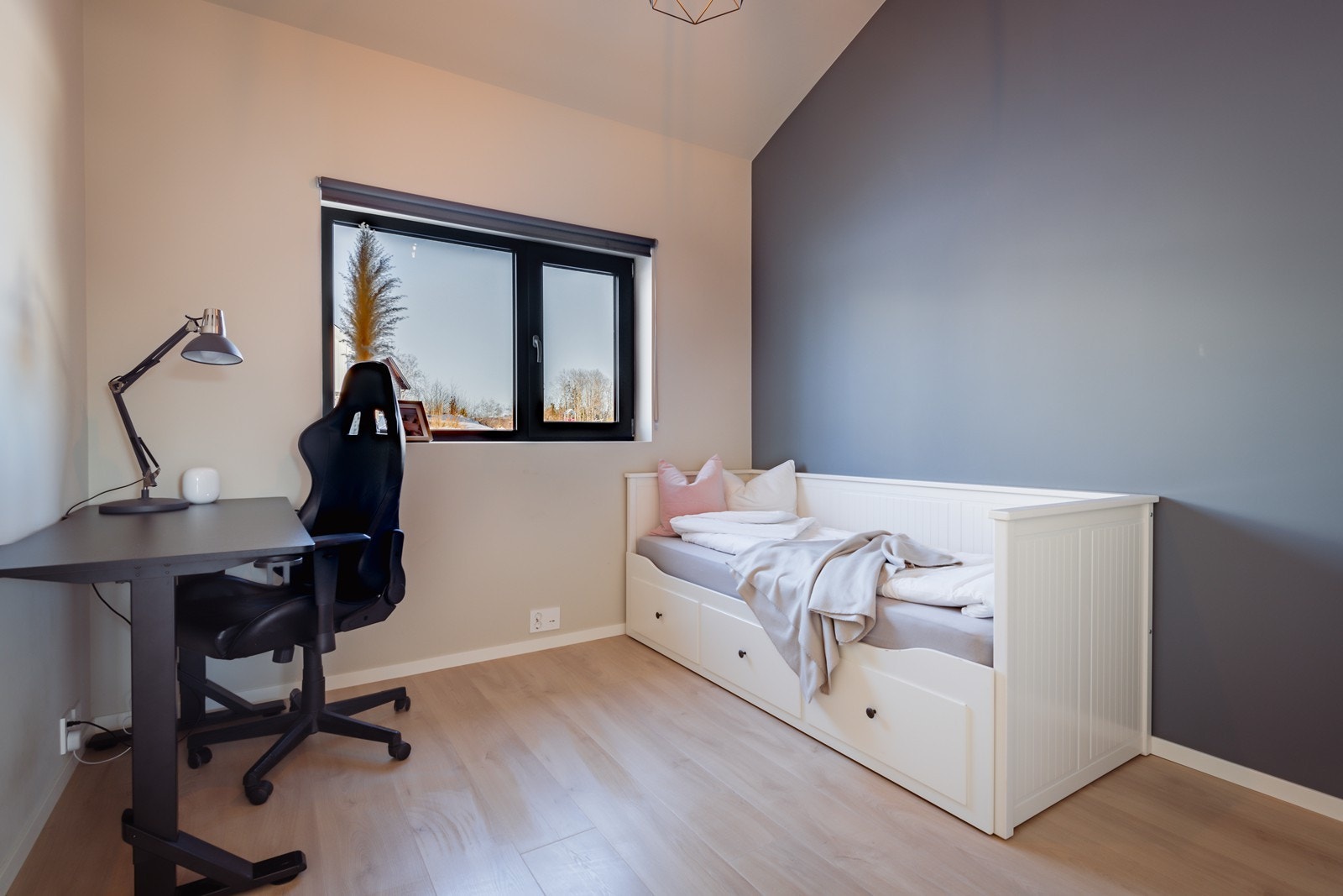 I en bolig med mange soverom åpner det seg muligheter, for eksempel: gjesterom, hjemmekontor eller hobbyrom. Galleribilde