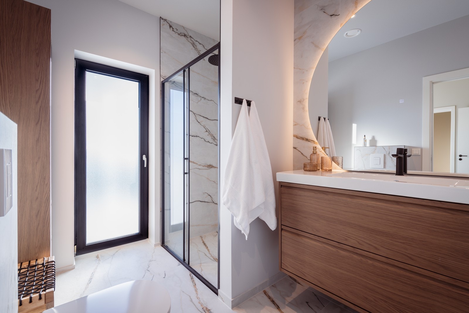 Stilrent bad med tilkomst fra soverom. Galleribilde