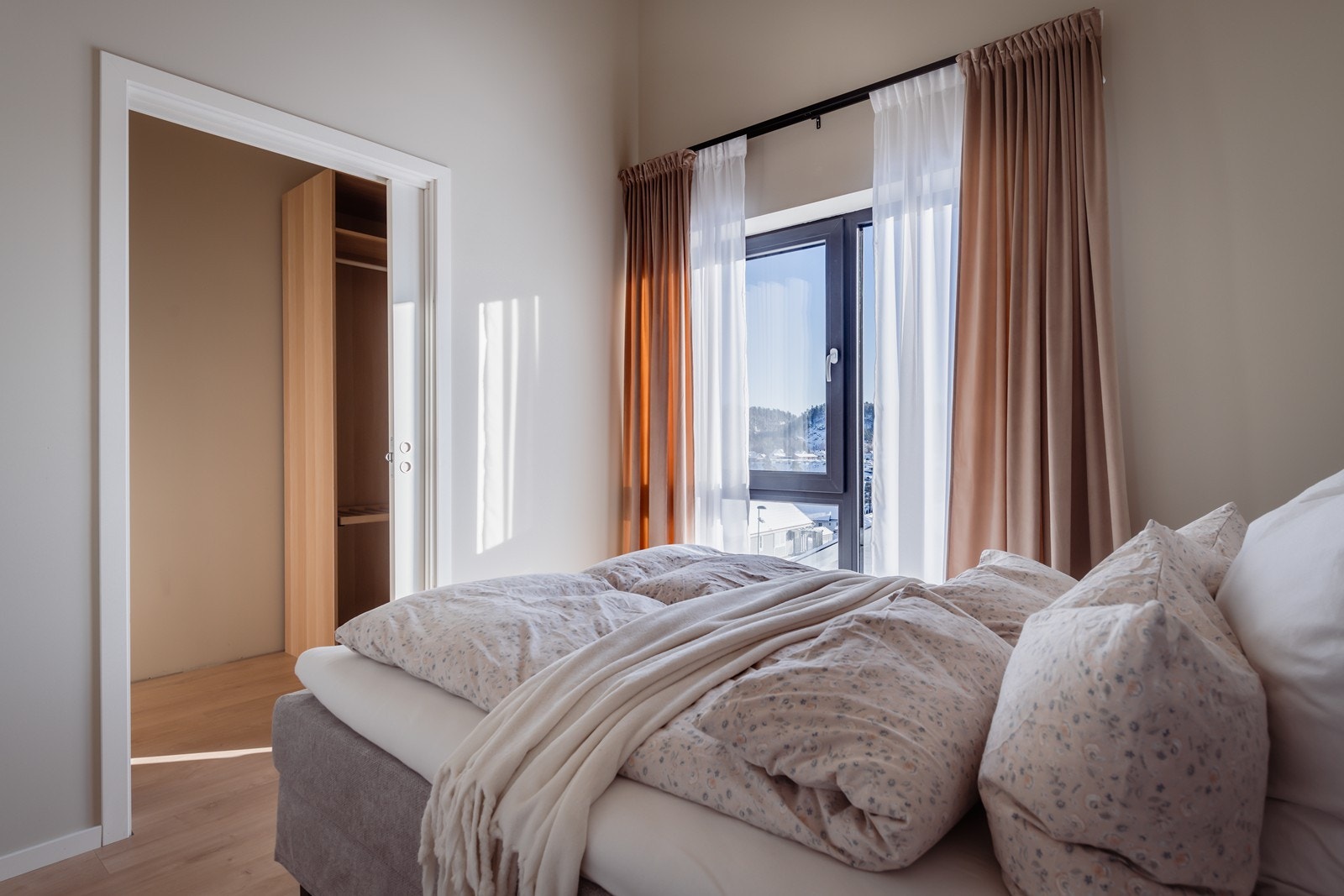 Soverommet har tilgang til walk-in closet/garderoberom. Galleribilde