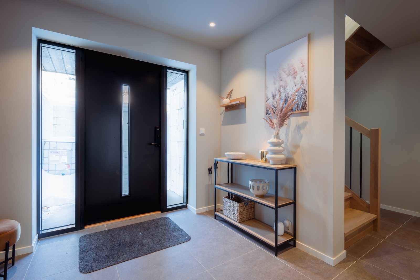 Hyggelig entré med plass til å legge fra seg sko og henge opp yttertøy. Galleribilde