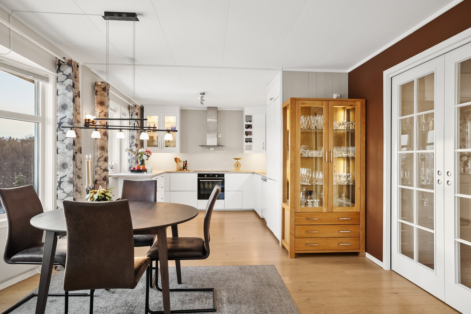 Det er integrert stekeovn, platetopp og kjøleskap med fryser, og frittstående oppvaskmaskin. Galleribilde