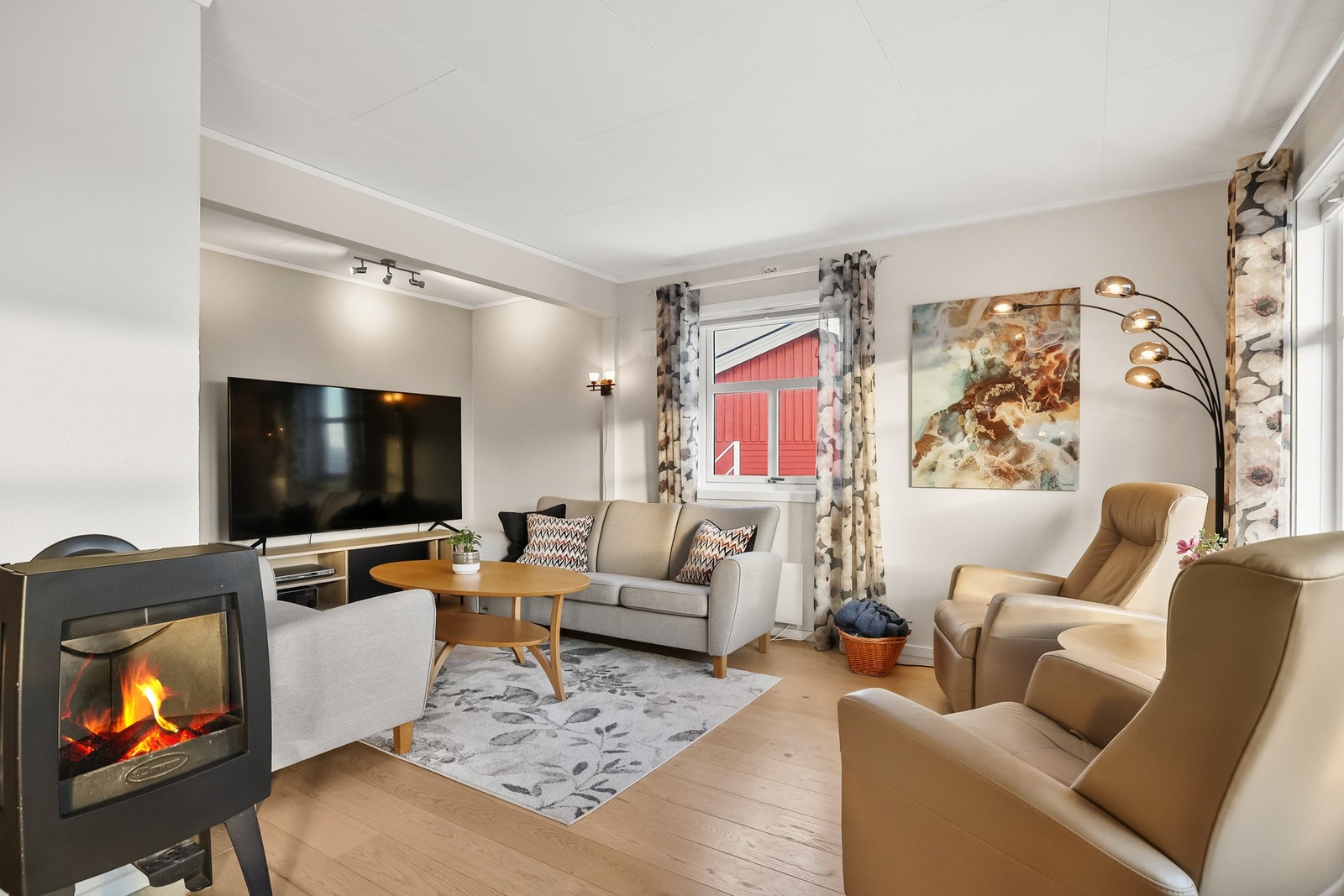 Det er god plass til en sofagruppe og TV med tilhørende møblement. Galleribilde