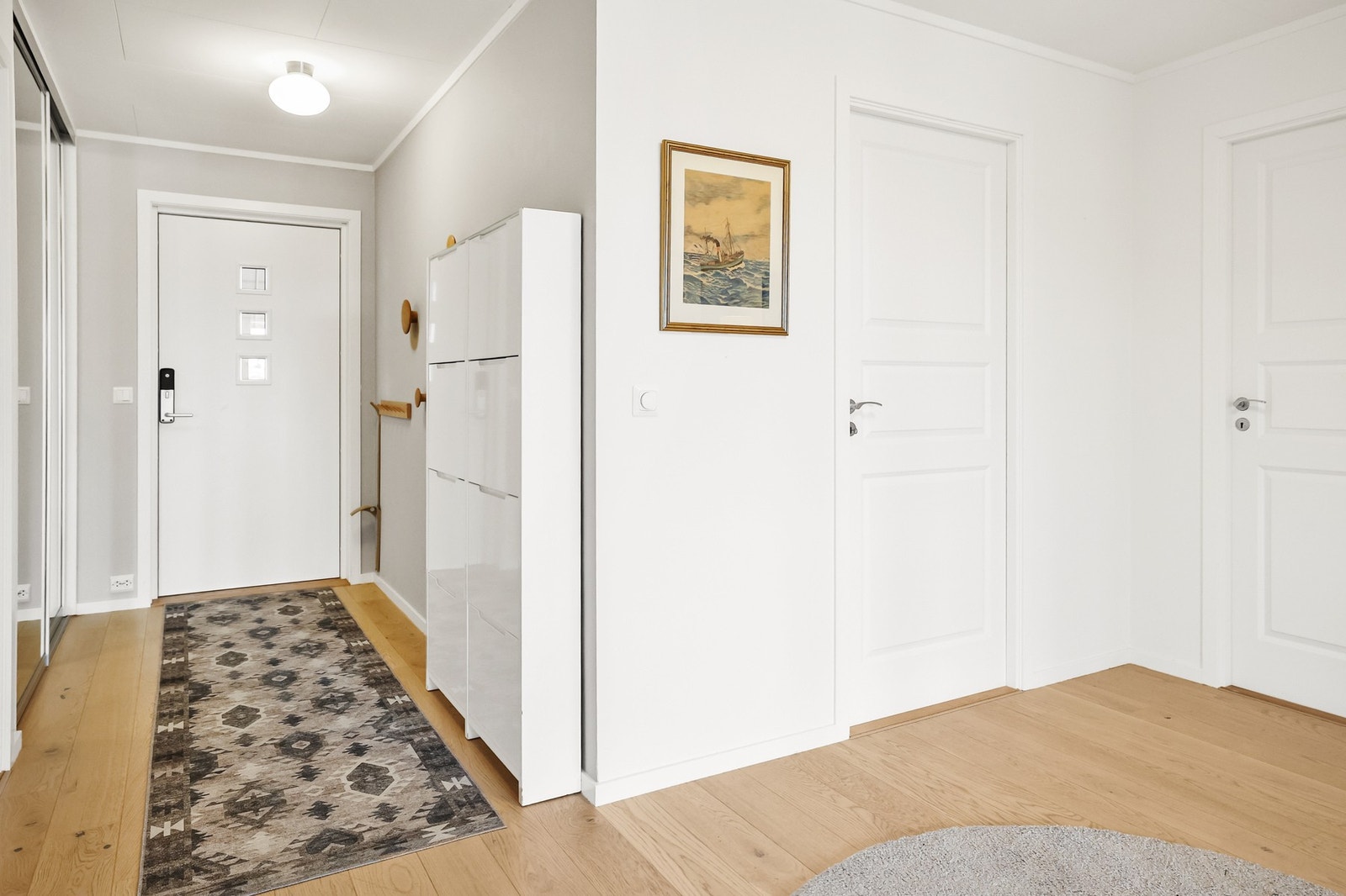 Vel inne blir man møtt av en lys entré som gir et godt førsteinntrykk av boligen. Galleribilde