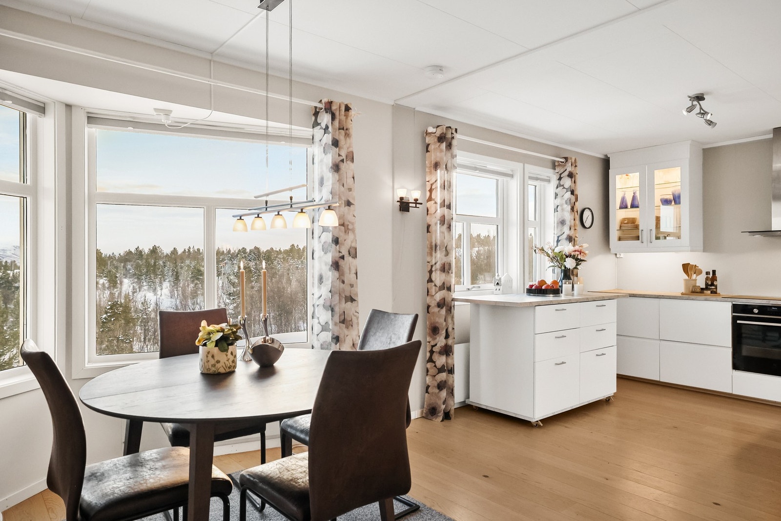 Det er god plass til et spisebord med tilhørende stoler. Galleribilde
