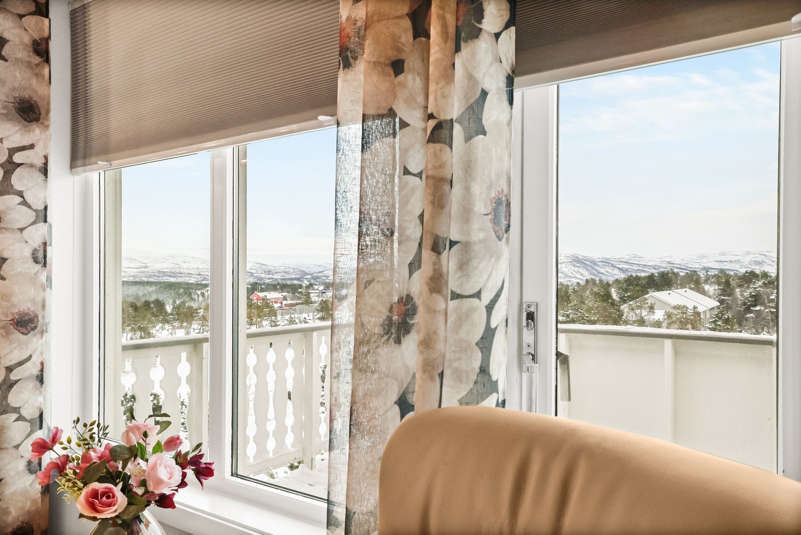 I stuen er det spesialtilpassede plisségardiner. Galleribilde