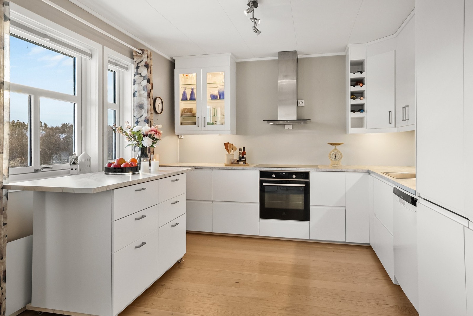 Åpen kjøkkenløsning med innredning med glatte fronter og benkeplate av laminat. Galleribilde