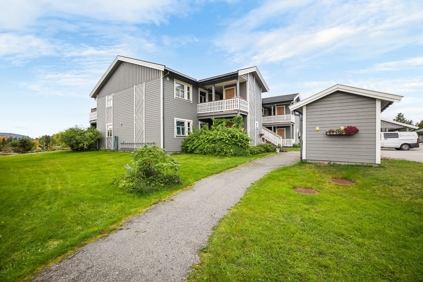 En lys og velholdt 4-roms andelsleilighet beliggende i 2. etasje i et etablert og rolig boligområde. Galleribilde