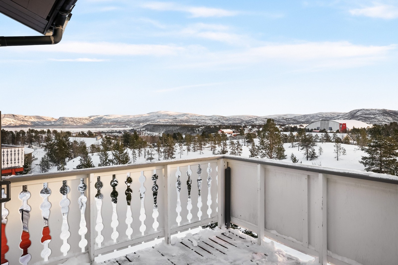 Fra stue er det utgang til en trivelig balkong med nydelig utsikt. Galleribilde