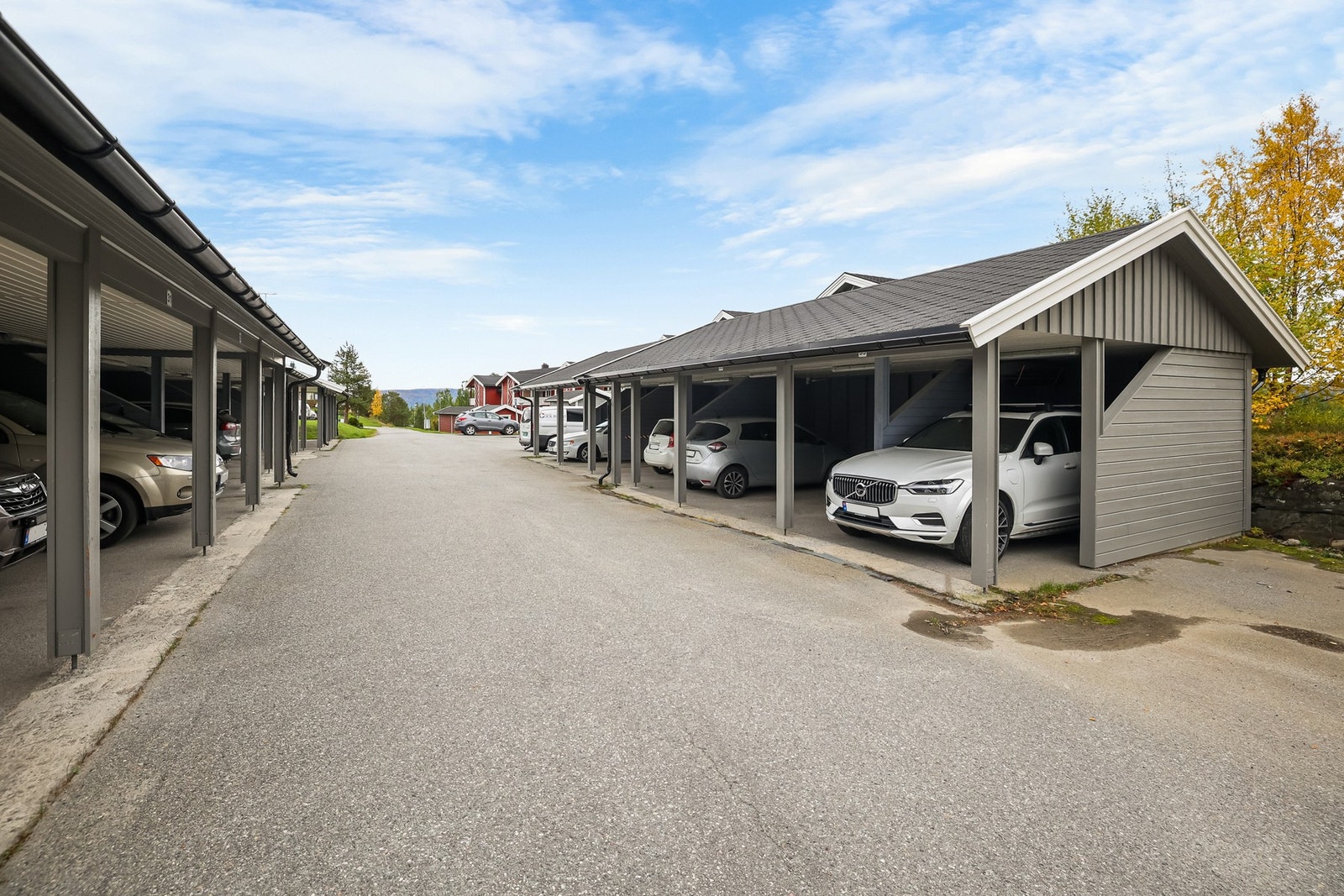 Leiligheten disponerer en biloppstillingsplass i carport med uttak for lading av elbil. Galleribilde