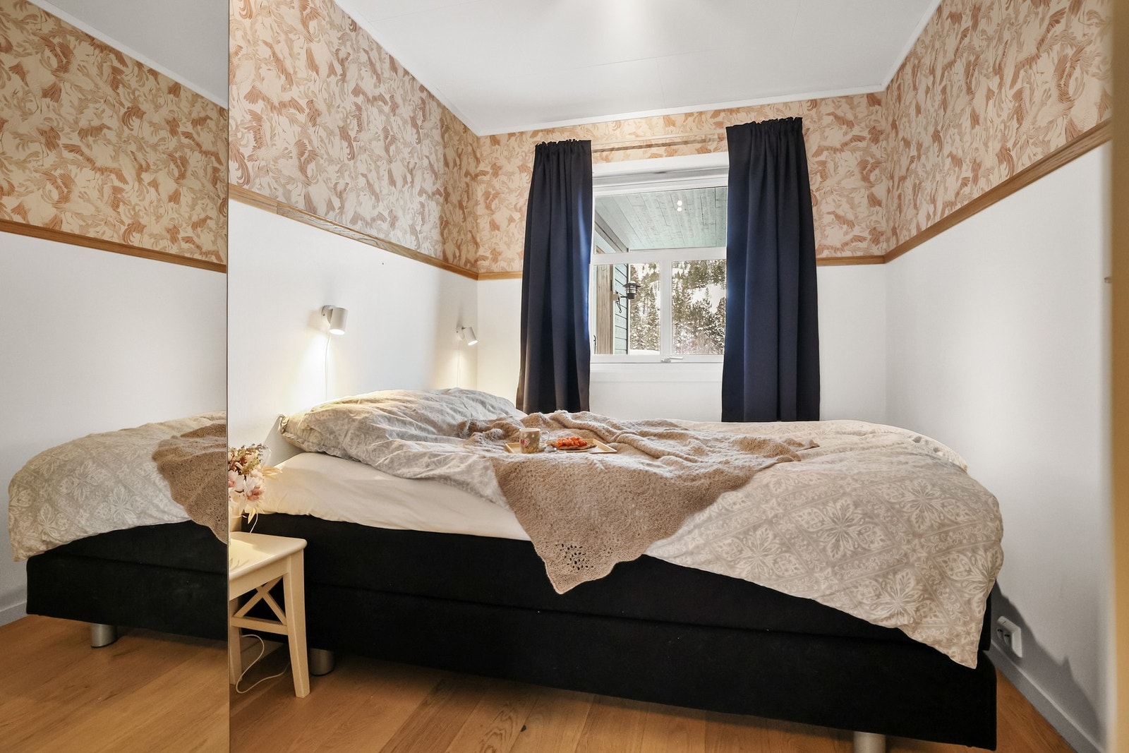 Alle soverommene har god plass til seng, nattbord og annet ønsket møblement. Galleribilde