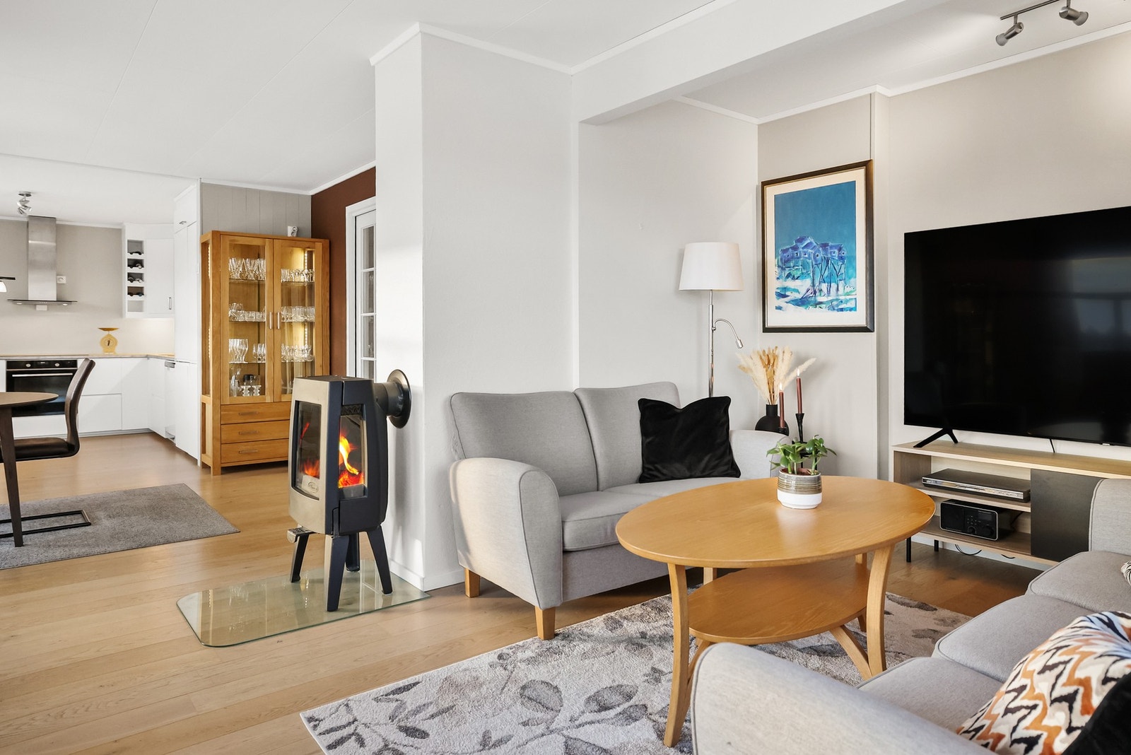 Det er montert vedovn for hyggelig oppvarming på kjølige dager. Galleribilde