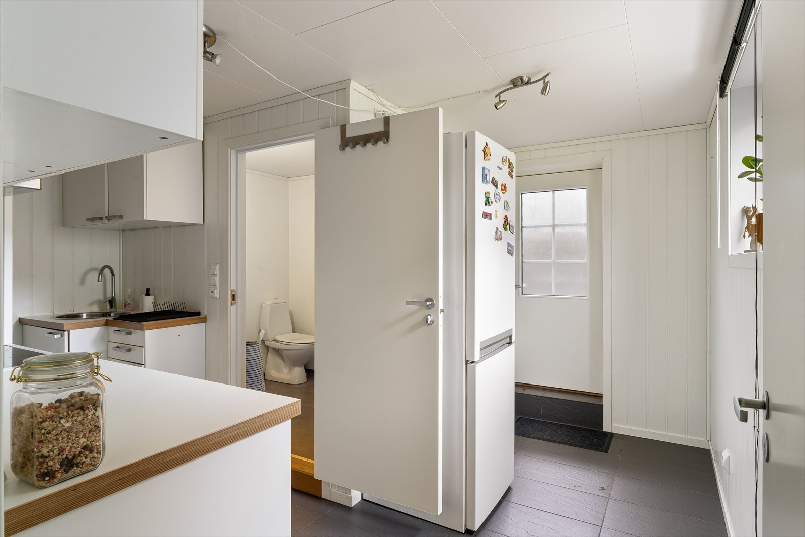 Inngang og kjøkken utleiedel (Dagens utleiedel er ikke godkjent til varig opphold) Galleribilde