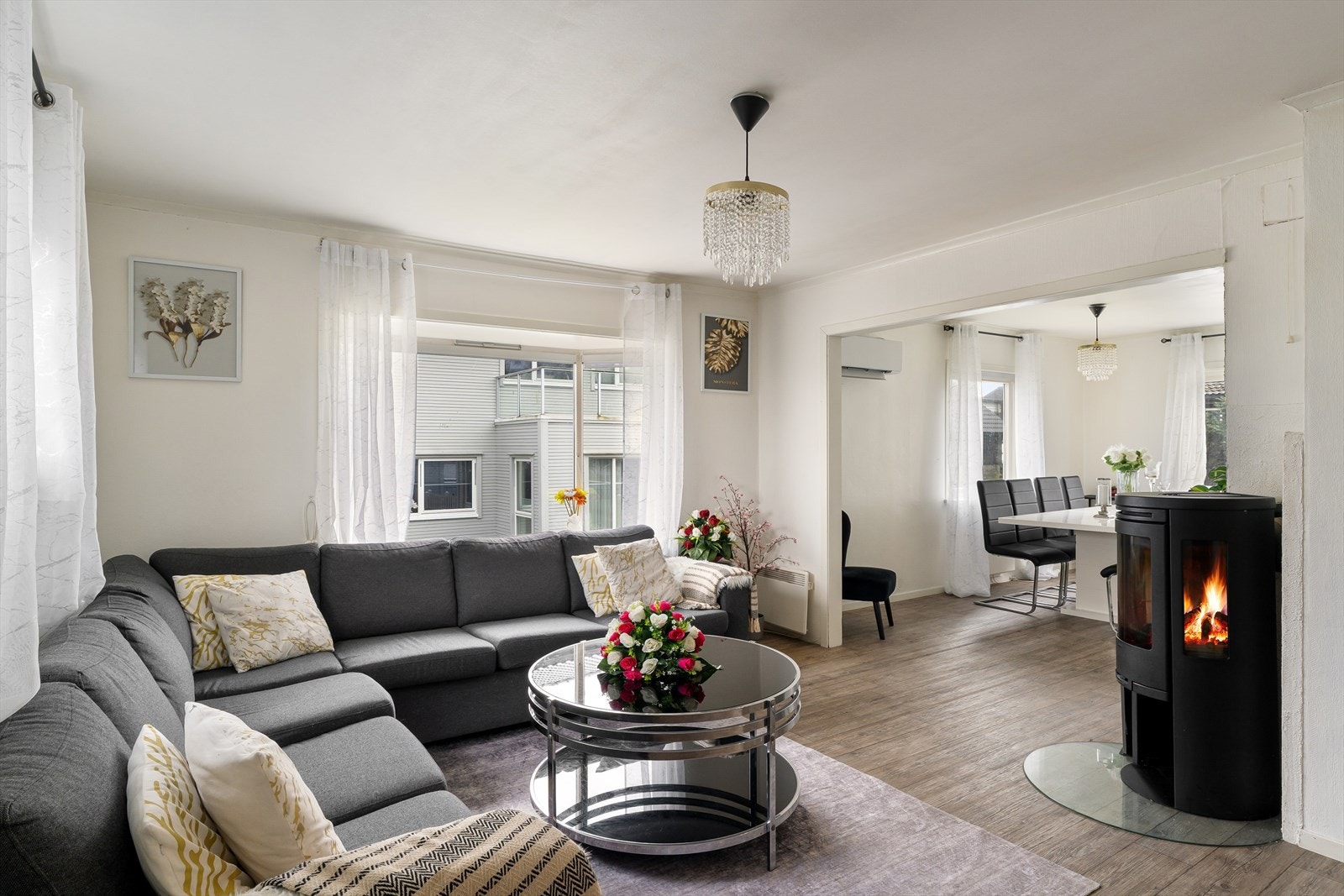 Romslig stue med store vindusflater som slipper inn rikelig med naturlig lys Galleribilde