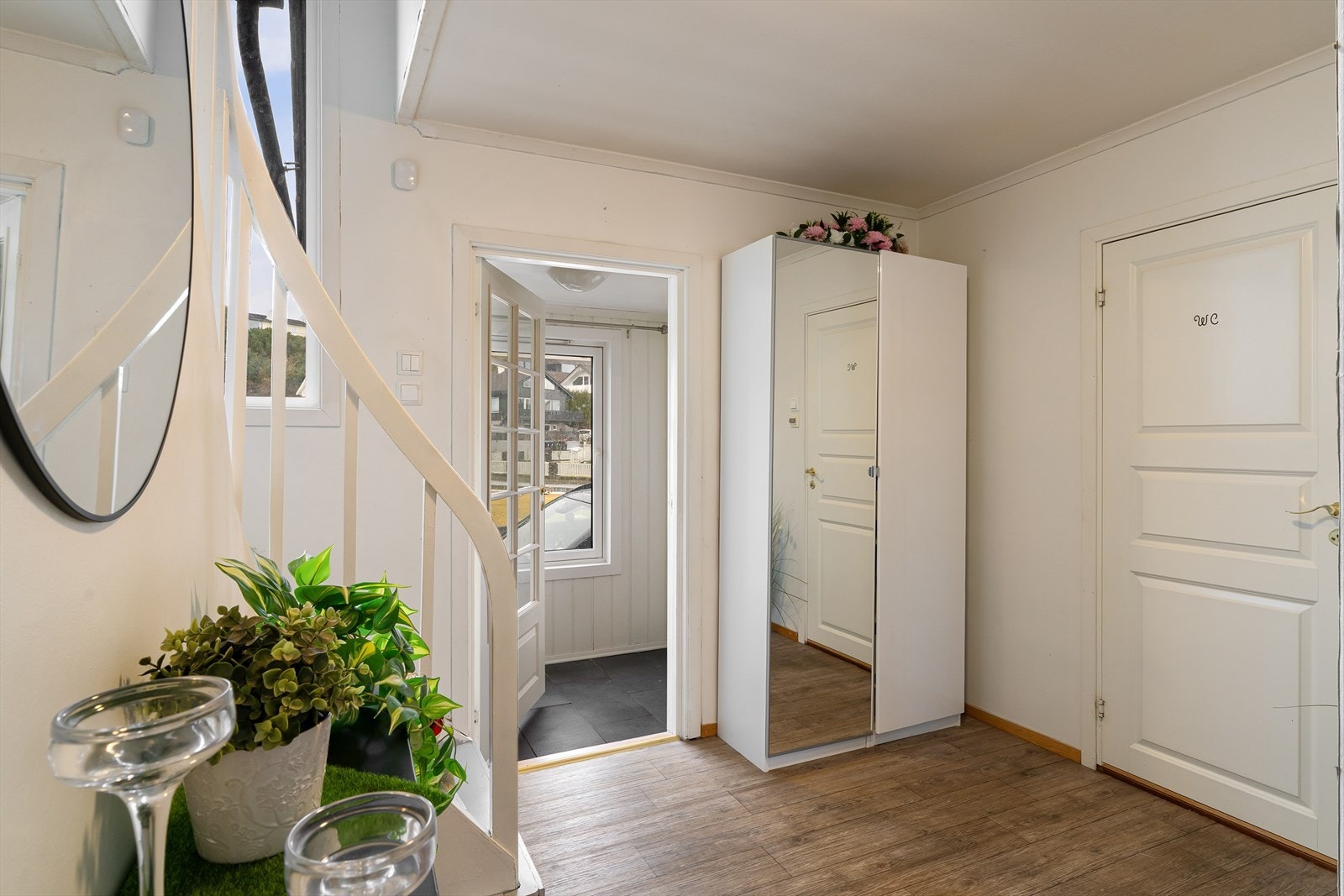 Gang av god størrelse med tilkomst til stuen, kjøkken og badetm samt trapp til over- og underetasje Galleribilde