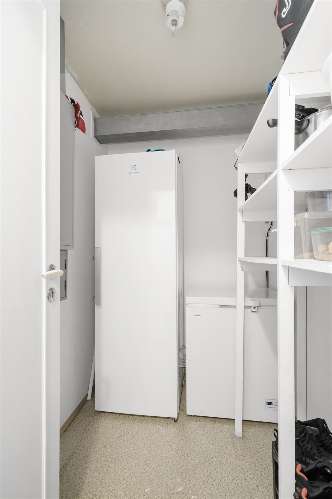 Boligen har to innvendig boder, samt en utvendig bod ved inngangspartiet. Bodene gir god plass til oppbevaring av diverse. Galleribilde