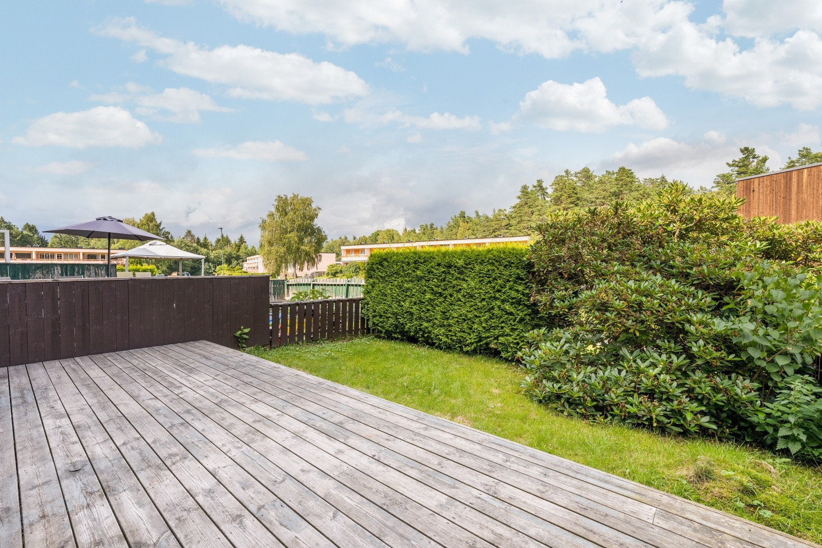 Gulset er Telemarks største bydel, og et populært boligområde med flere dagligvareforretninger, barnehager og skoler, samt idrettsanlegg og flere flotte turområder. Galleribilde