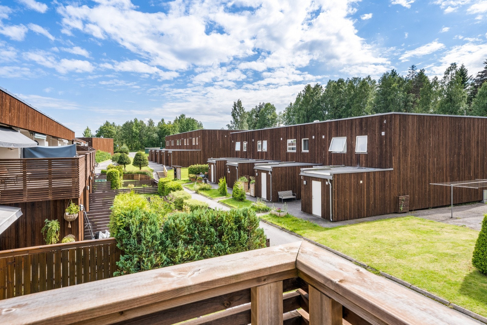 Utvendig er det i regi av borettslaget foretatt taktekking i 2007, oppgradering av utvendige boder i 2012 og rehabilitering av fasader i 2019/20. Galleribilde