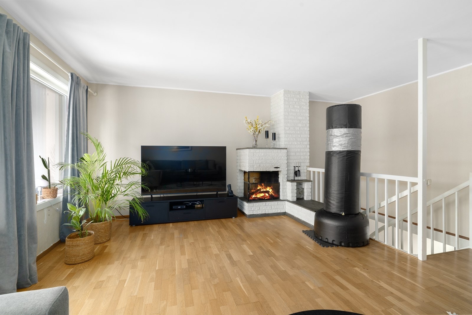 God plass til sofagruppe og annet ønskelig møblement. Malt teglsteinspipe fra byggeår med åpen peis i stuen, som sørger for lun og god varme. Galleribilde