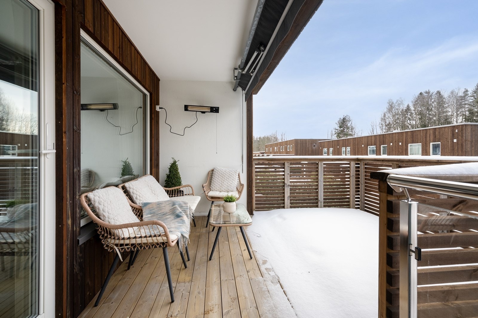 Romslig, sydvestvendt veranda med adkomst fra stuen i 2. etasje. Her er det fin plass til utemøbler, kveldssol og hyggelig utsyn over nærområdet! Galleribilde