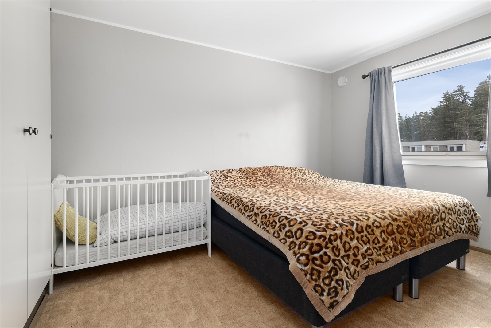 Hovedsoverommet er av god størrelse, med lyse overflater og to doble garderobeskap for klesoppbevaring. Galleribilde