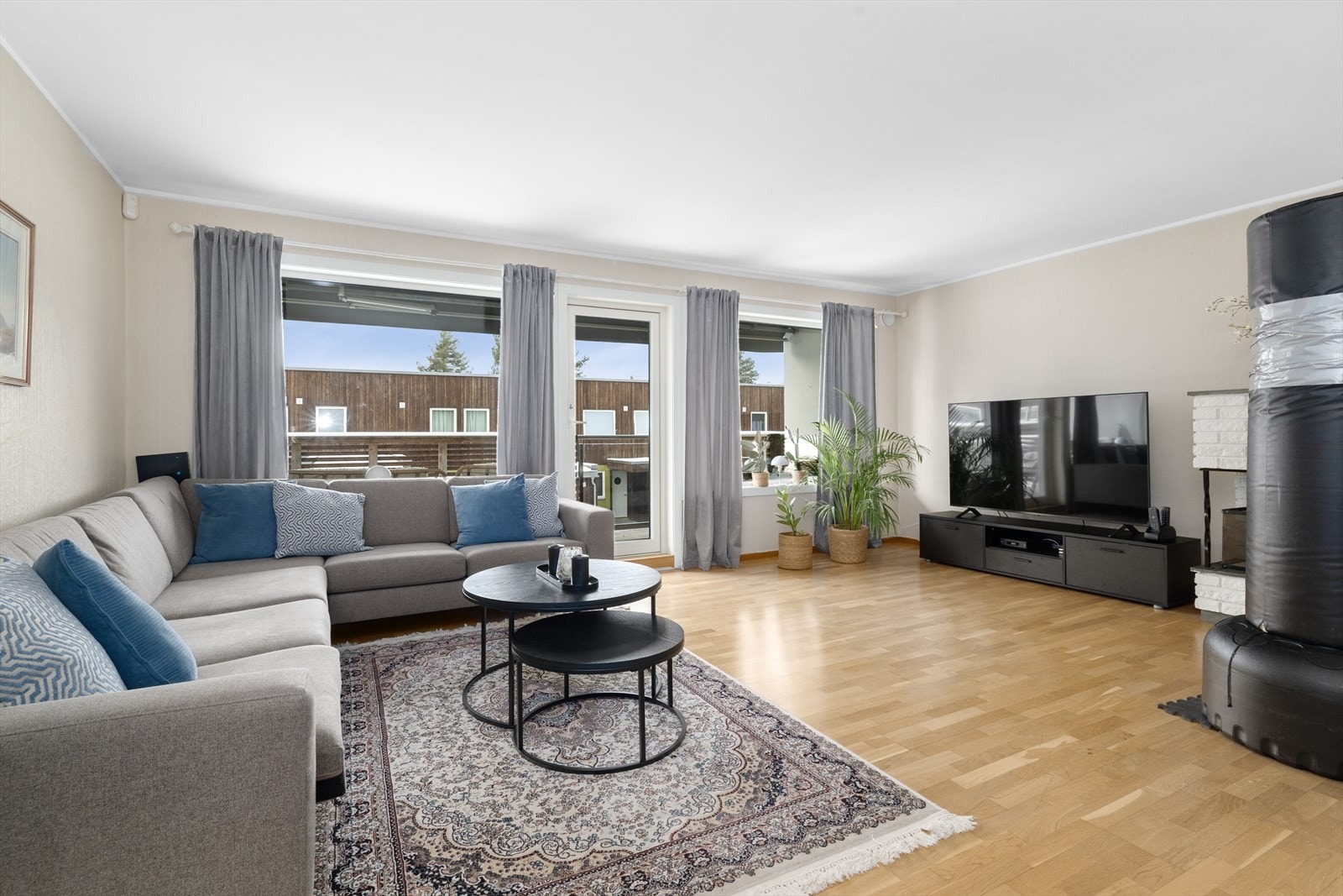 Fin stue i 2. etasje med lyse overflater og store vindusflater som slipper inn rikelig med naturlig lys. Utgang til delvis overbygget veranda mot sydvest. Galleribilde