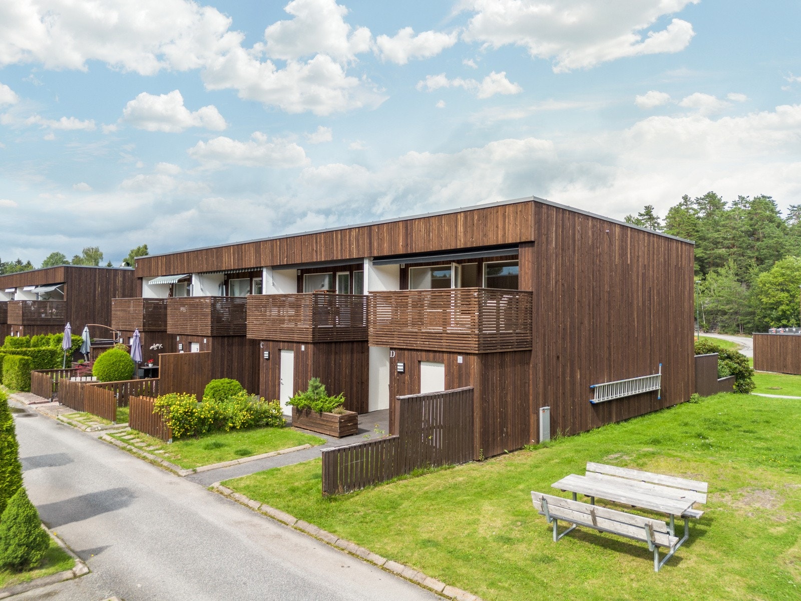 Rehabilitering av fasader omfattet blant annet ny vindtetting og kledning, nye vinduer og ytterdører, samt utvidelse av veranda i 2. etasje. Galleribilde