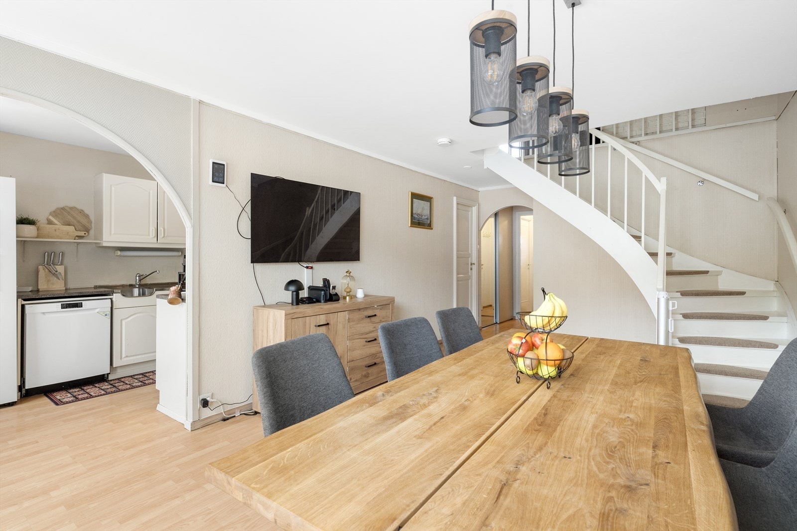 Spisestuen har god plass til spisegruppe og under vindu er det montert varmepumpe i 2016. Malt tretrapp fra byggeår mellom etasjene. Galleribilde