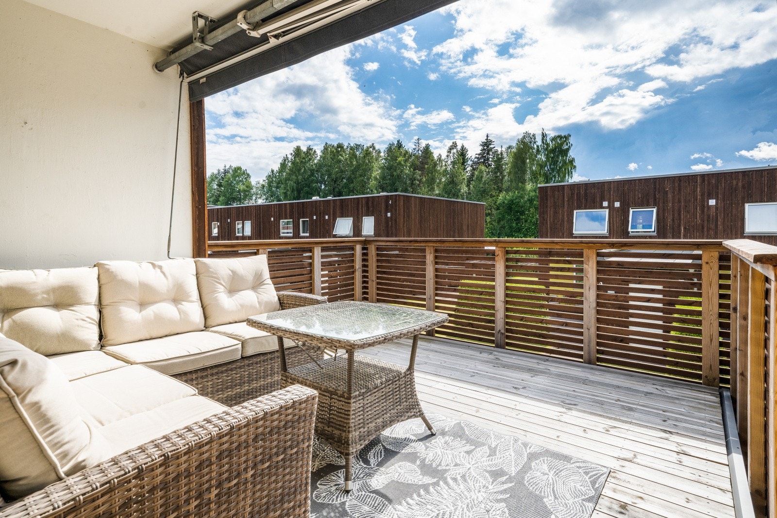 Romslig, sydvestvendt veranda med adkomst fra stuen i 2. etasje. Verandaen er av god størrelse, med fin plass til utemøblement og stor markise. Galleribilde