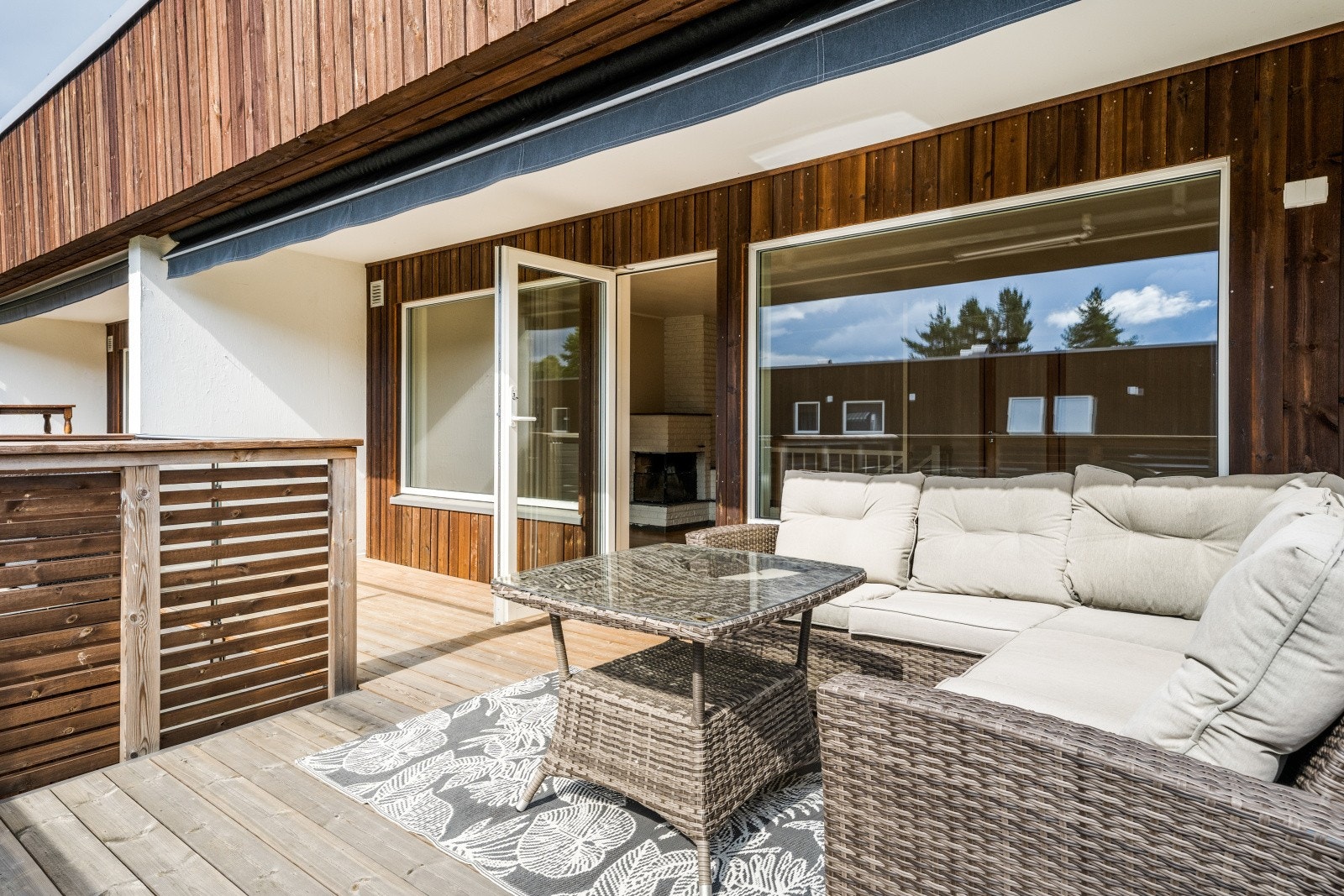 Rekkehuset har en attraktiv og fin beliggenhet, på enden av rekka, i rolig boliggate uten gjennomgangstrafikk. Flotte uteplasser og egen hagedel. Galleribilde