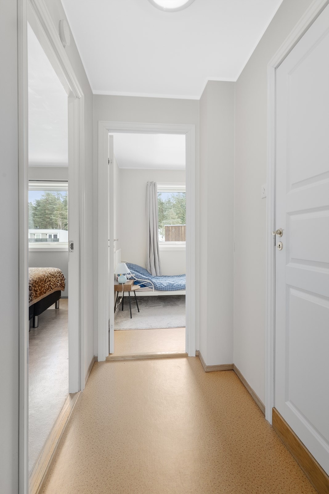 Boligen har tre soverom, herunder ett i 1. etasje og to i 2. etasje. Soverommene i 2. etasje har belegg på gulv, malt tapet på vegger og malt tak. Galleribilde