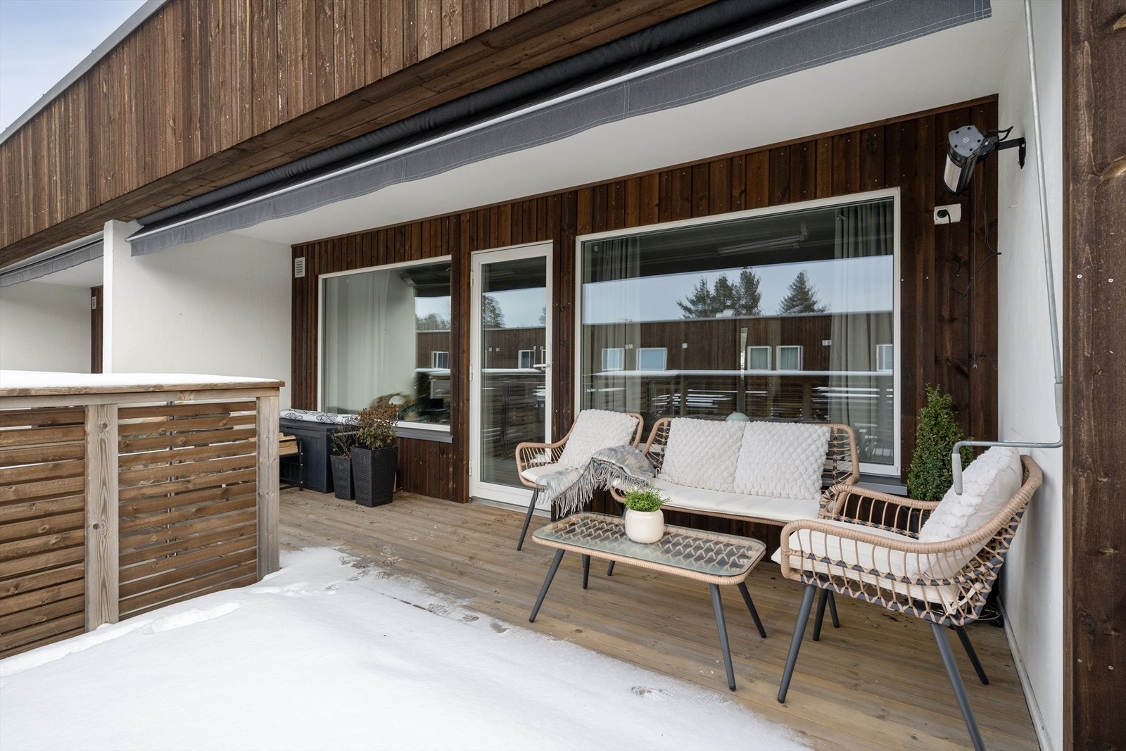 Veranda er utveidet med tekking over tak på utvendig bod i regi av borettslaget ca. 2020. Det er montert stor markise for solskjerming. Galleribilde