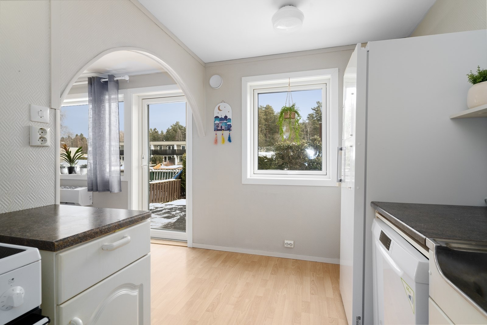 Kjøkkenet har opplegg for oppvaskmaskin, og det er avsatt plass til frittstående kjøleskap og komfyr. Over kokesonen er det mekanisk ventilator. Galleribilde