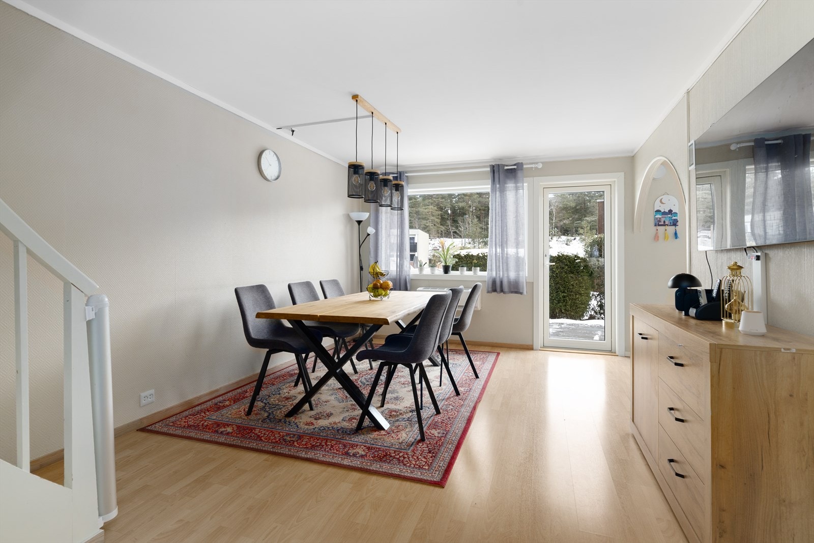 Romslig spisestue i 1. etasje med lyse overflater og stor vindusflate, samt praktisk tilliggende kjøkken i delvis åpen løsning. Galleribilde