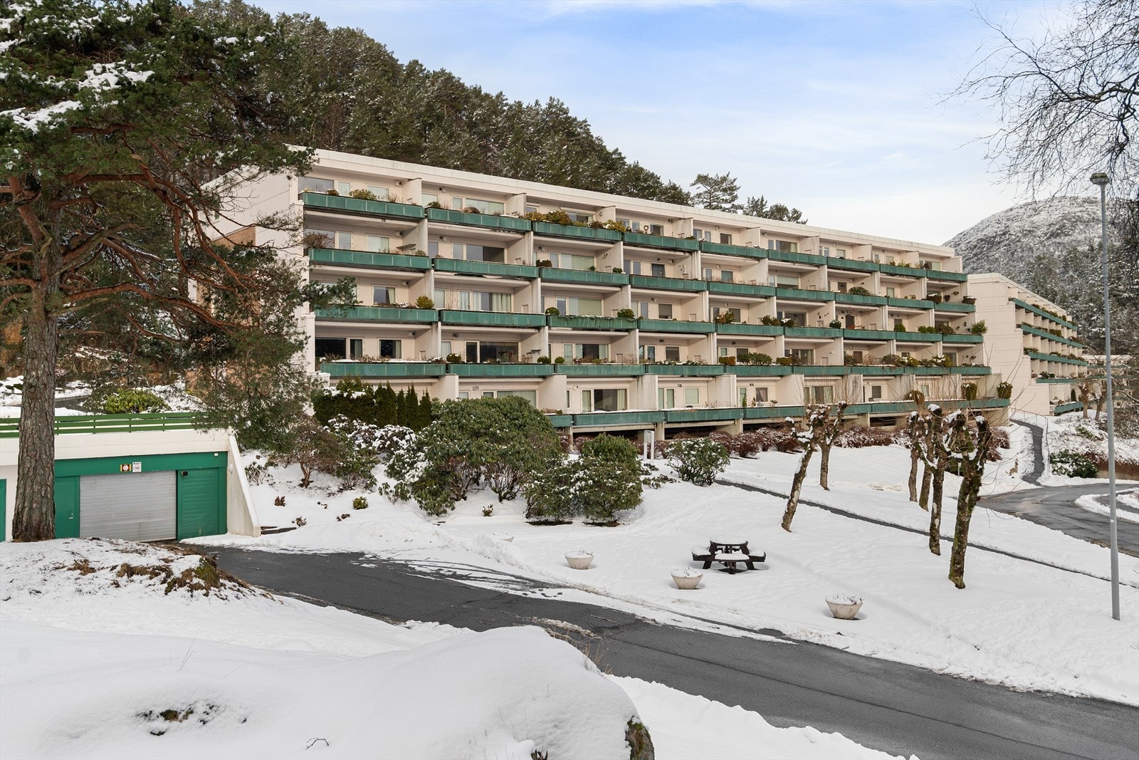 Barliveien 18 og innkjøring til felles garasjeanlegg. Galleribilde