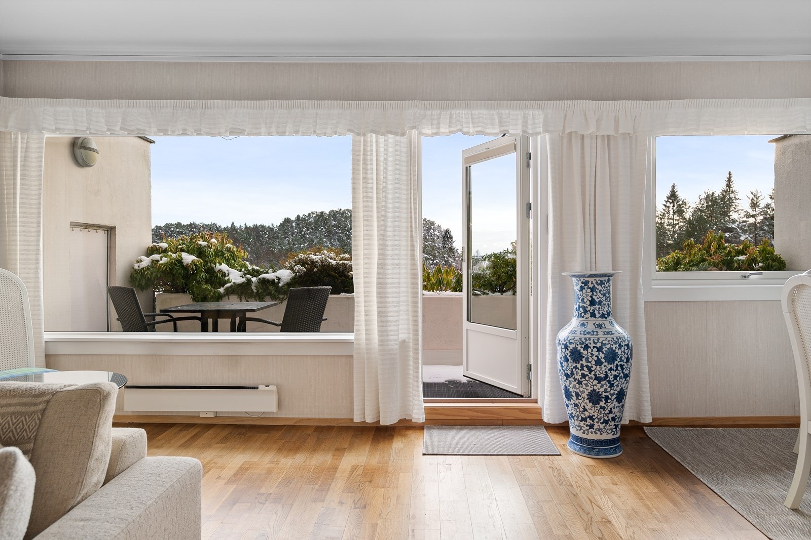 Fra stue er det utgang til sørvendt balkong på ca. 10 kvm. med flott utsikt og gode solforhold. Galleribilde