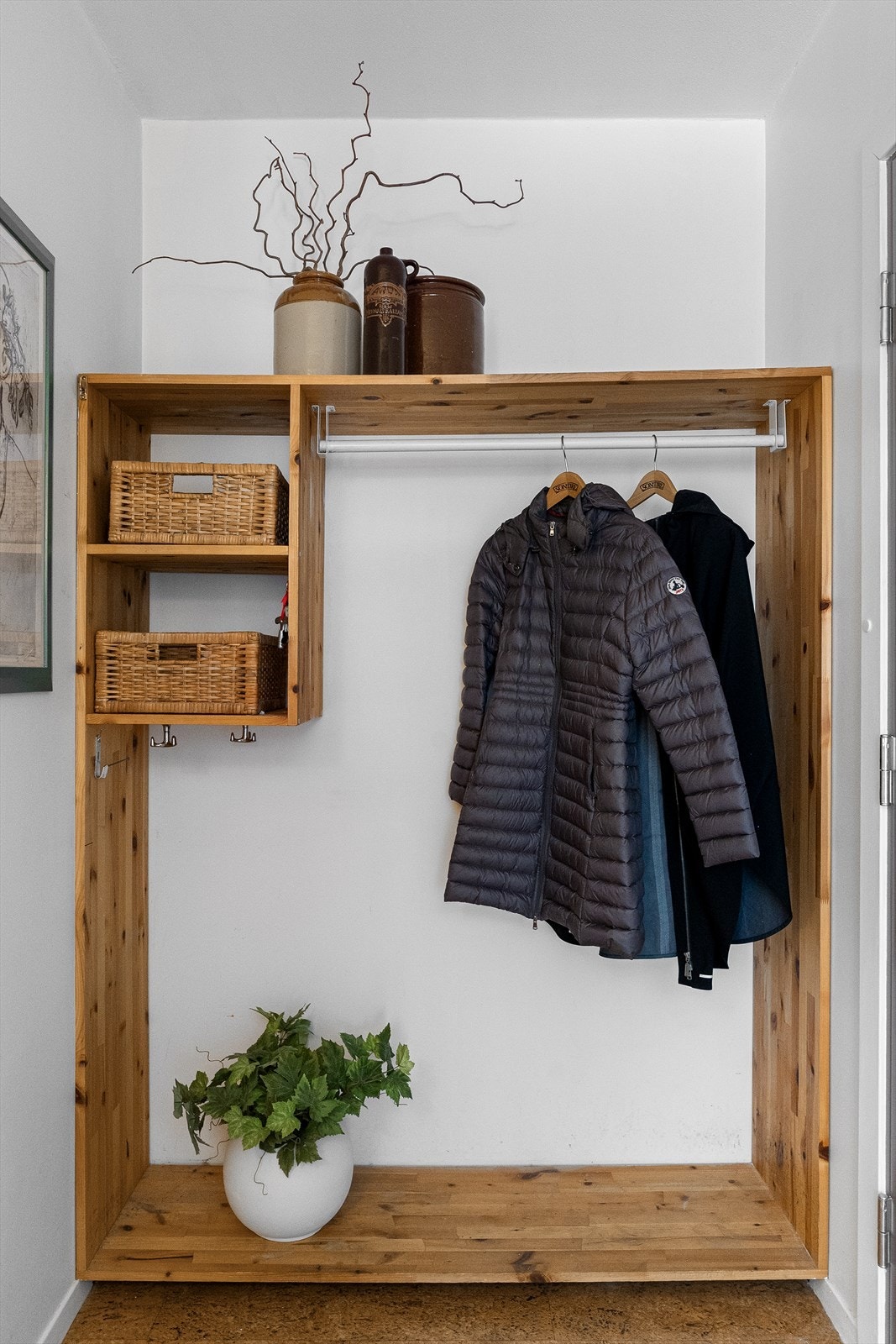 Entre med plass til oppheng av yttertøy Galleribilde