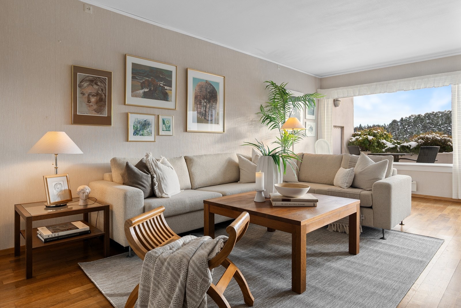 Stuen har store vindusflater som gir gode lysforhold Galleribilde