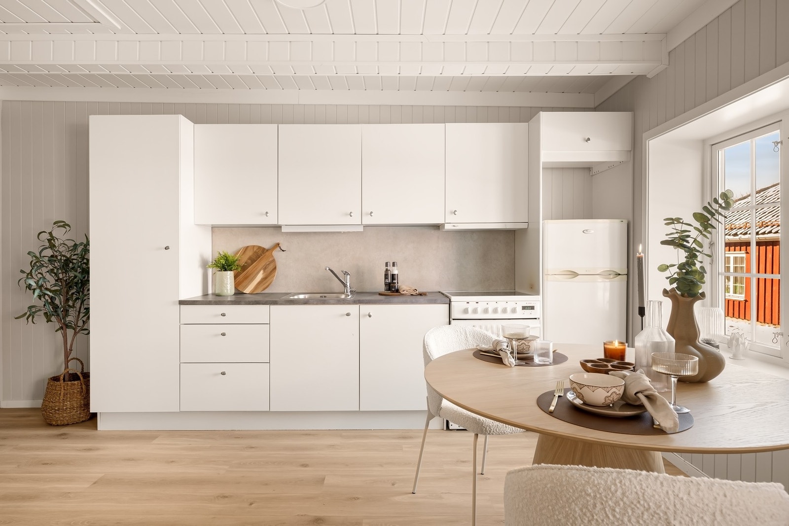 Kjøkkenet har fin plass til kjøkkenutstyret i skap og skuffer Galleribilde