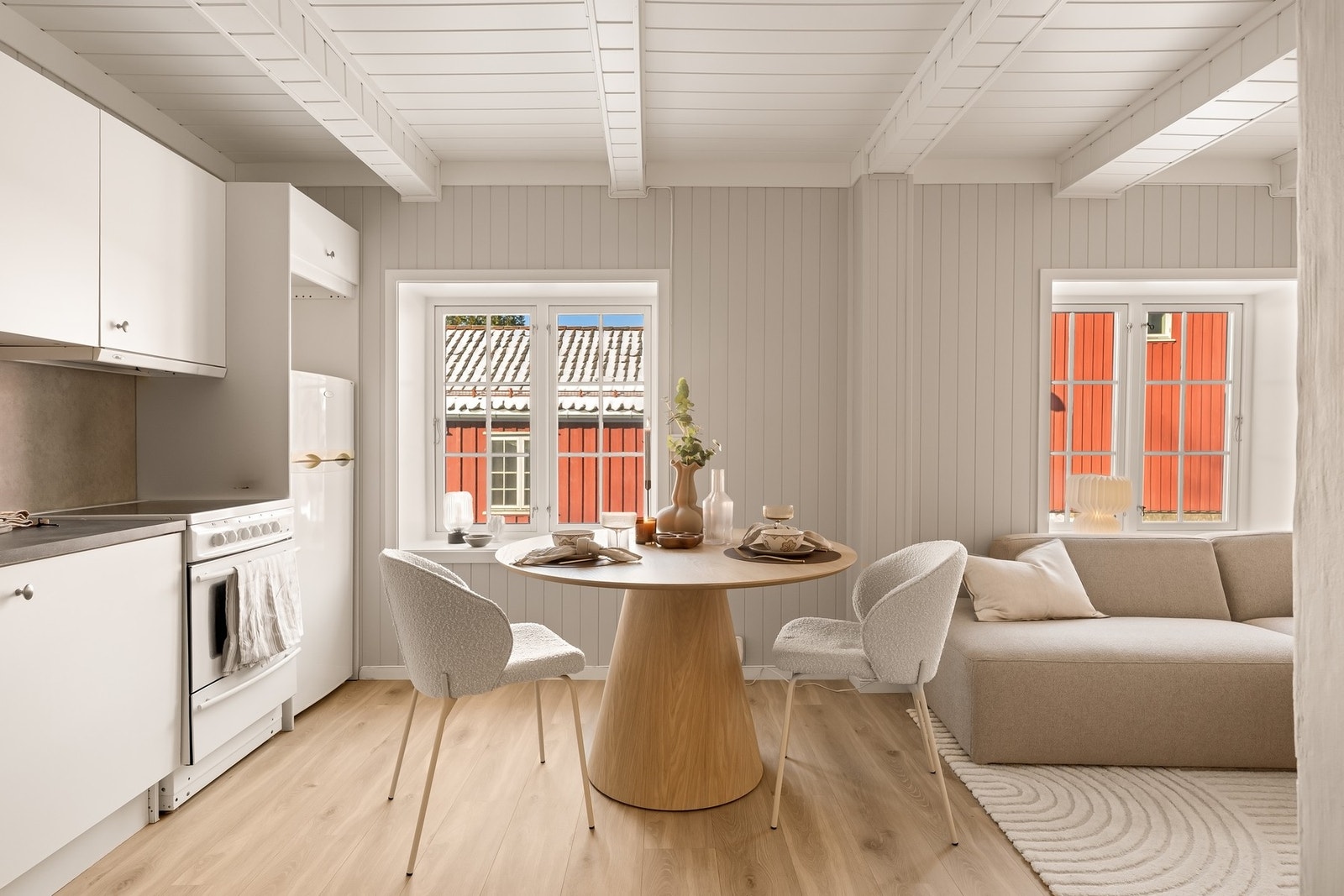 Stue og kjøkken i åpen løsning sørger for sosiale stunder Galleribilde