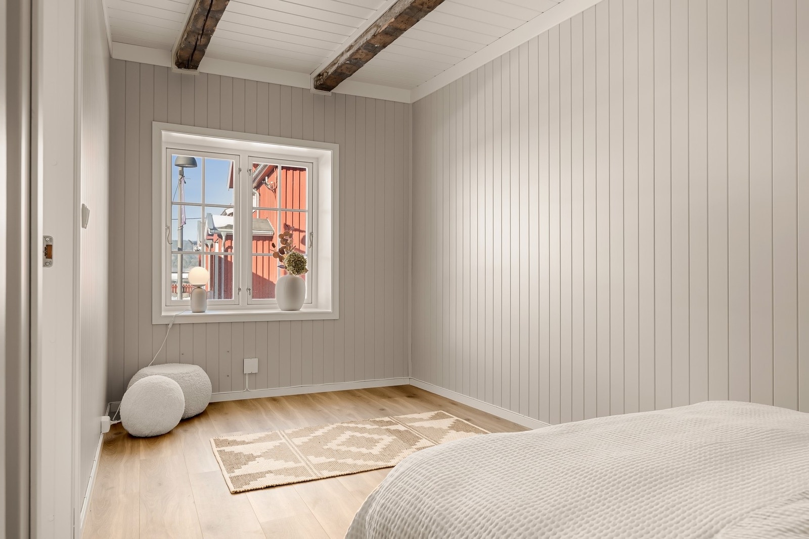 Soverommet har godt med naturlig lys, fra to vinduer Galleribilde