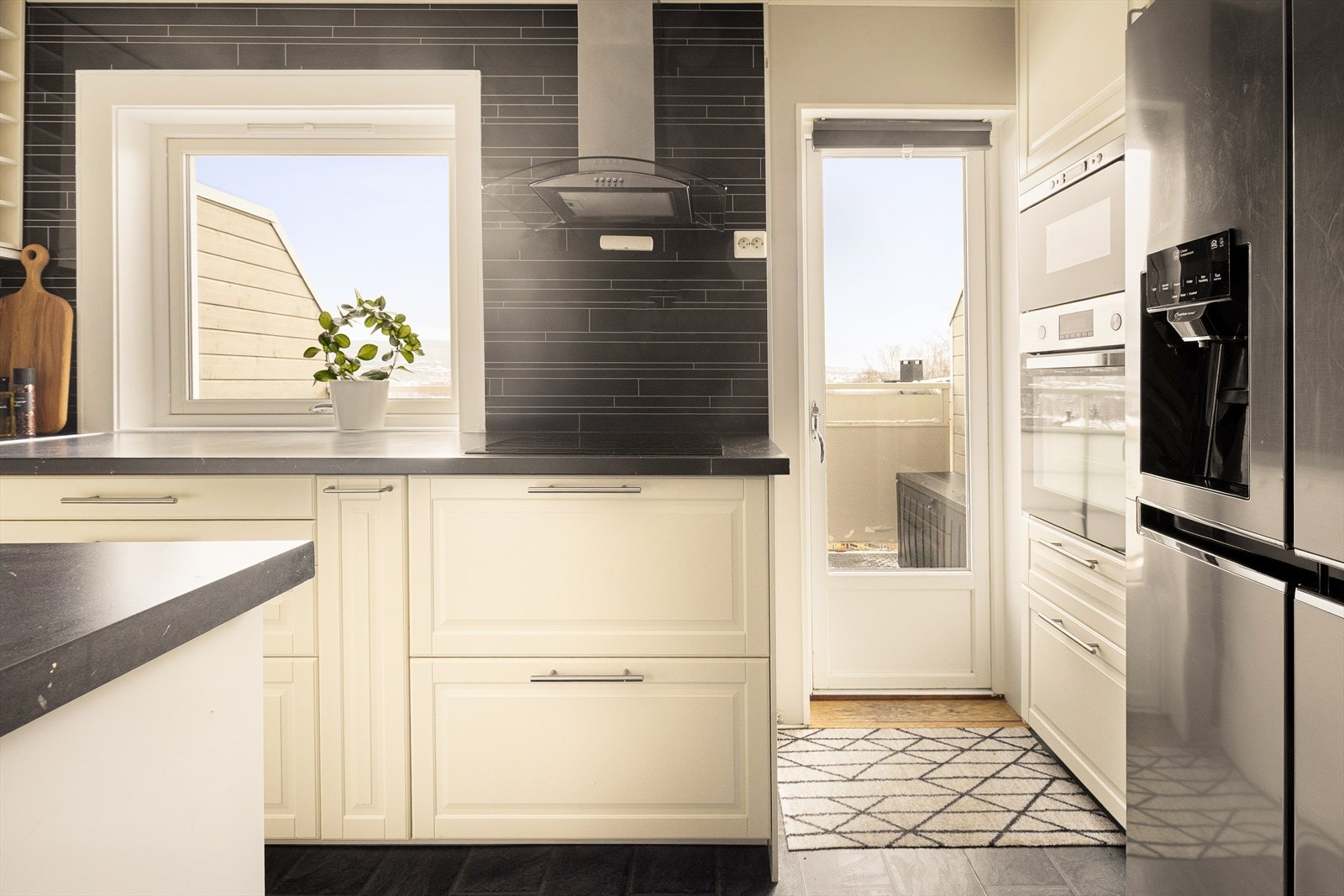 Nyere IKEA kjøkkeninnredning fra 2020 med profilerte fronter. Galleribilde