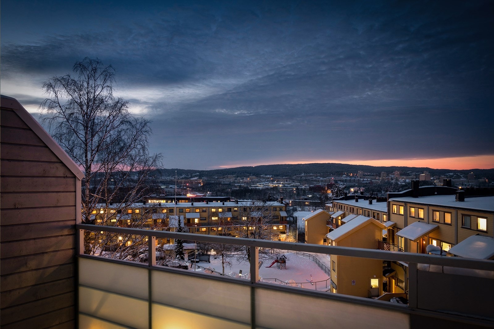 Fra kjøkkenet er det utgang til en flott og solrik sydvendt balkong i betongkonstruksjon på ca. 8 kvm. Galleribilde