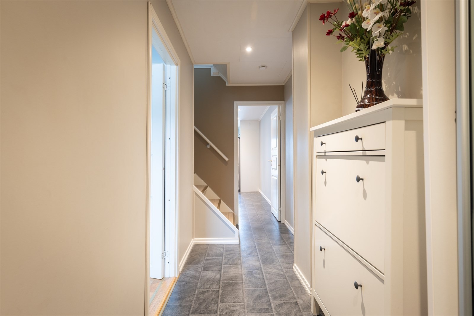 Entré med plass til opppbevaring av ytterbekledning. Galleribilde