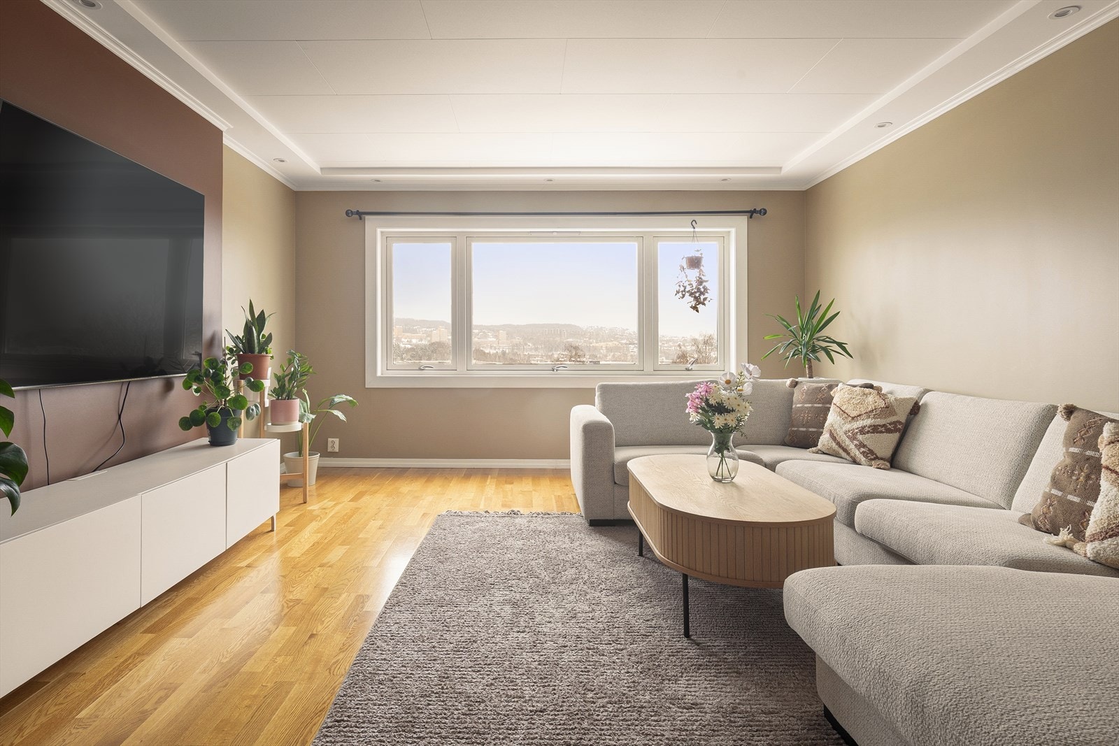 Her får dere en familievennlig planløsning med romslige oppholdsrom som gir god plass i hverdagen, samt rikelig med oppbevaringsmuligheter. Galleribilde