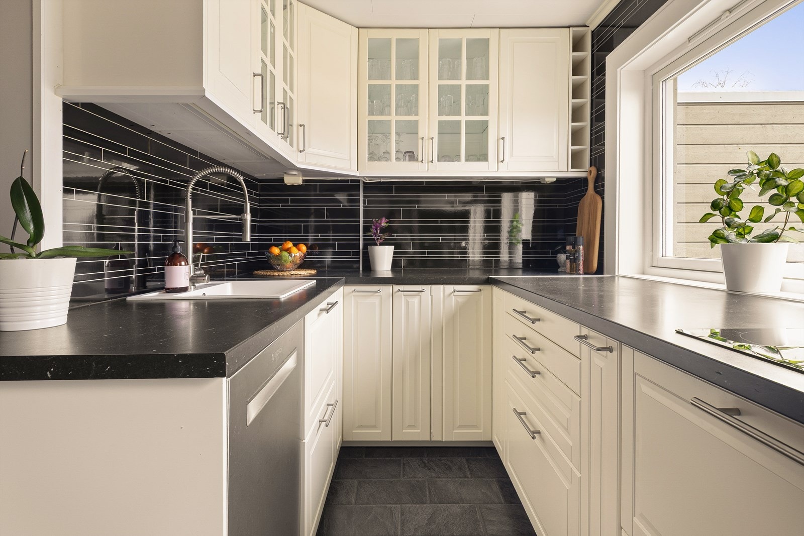 Kjøkkenet tilbyr god plass til både matlaging og oppbevaring. Galleribilde